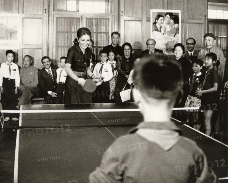 Farah Pahlavi, visite dans une école
