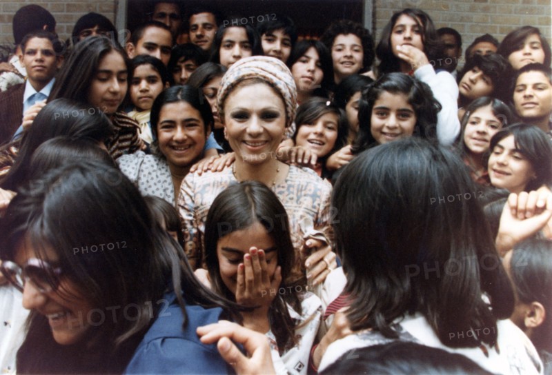 Farah Pahlavi, voyages en province