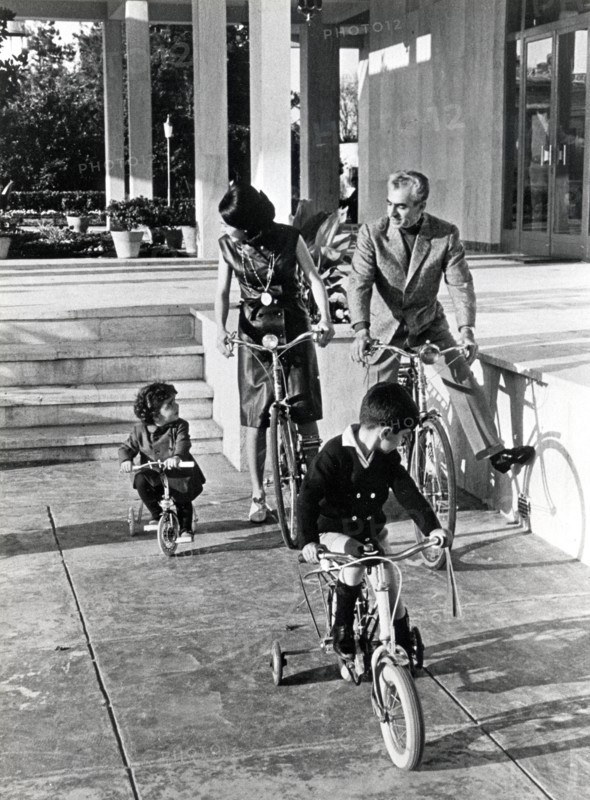 Farah Pahlavi, son mari Mohammed Reza Shah Pahlavi et leurs enfants (1966)