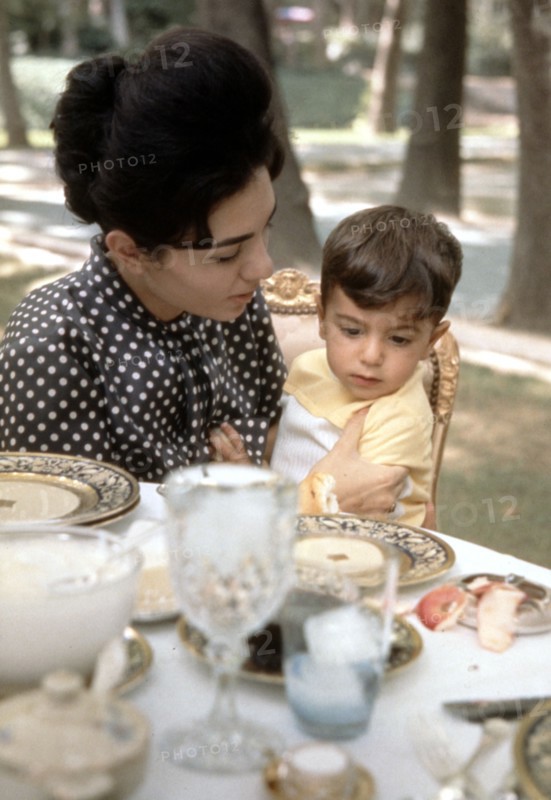 Farah Pahlavi et son fils Reza (1961)