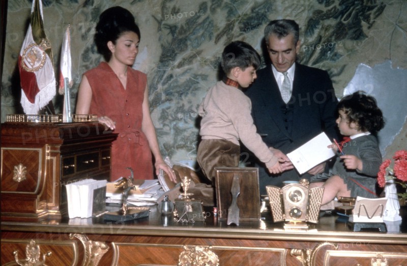 Mohammed Reza Shah Pahlavi, Farah Pahlavi et leurs enfants qui envahissent son bureau (1964)
