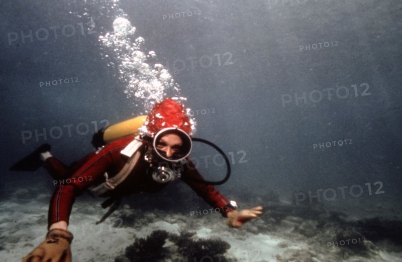 Farah Pahlavi fait de la plongée lors de ses vacances à l'île de Kish, 1975