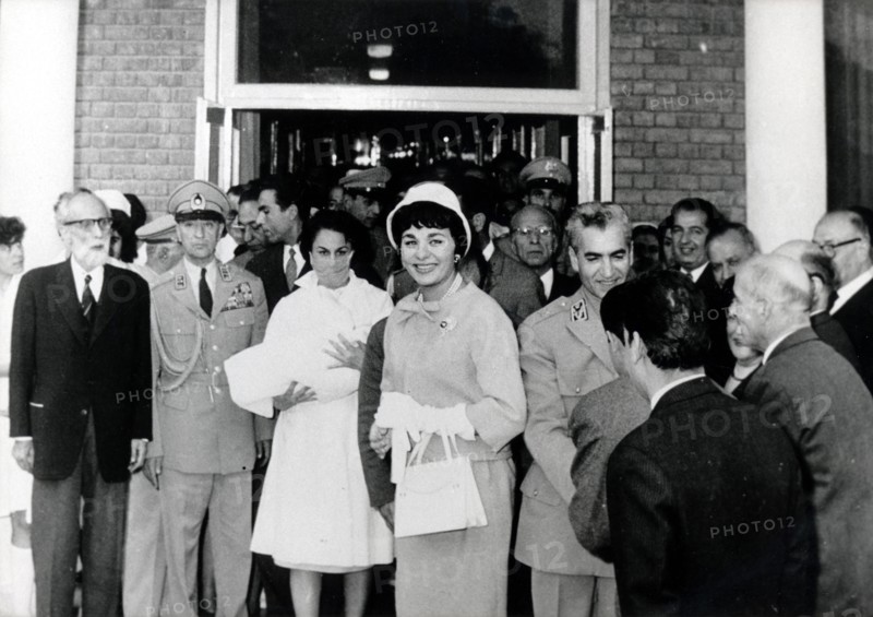 Farah Pahlavi sort de la maternité après la naissance de son premier fils Reza (1960)