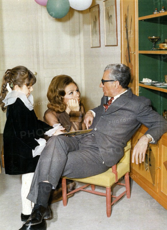 Mohammed Reza Shah Pahlavi et Farah Pahlavi dans la chambre de leur fille Fahranaz (1966)