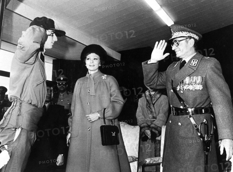 Reza Pahlavi en pilote de chasse salue son père et sa mère, 1978