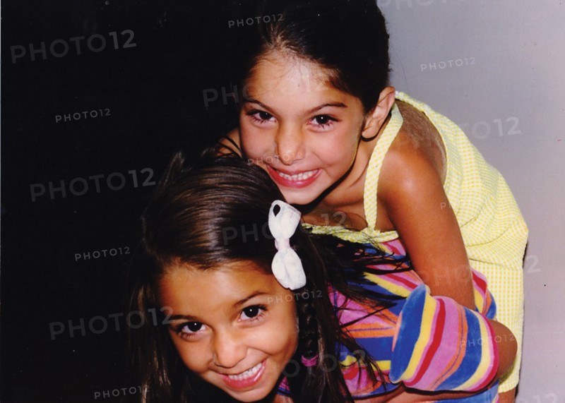 Noor et Iman Pahlavi, filles de Reza et Yasmine Pahlavi. 2003.