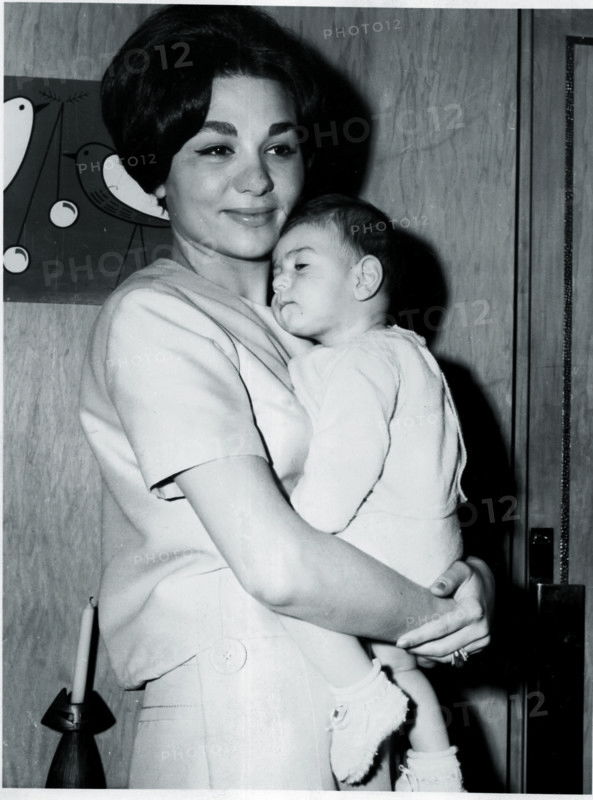 Farah Pahlavi et son fils ainé Reza - 1960