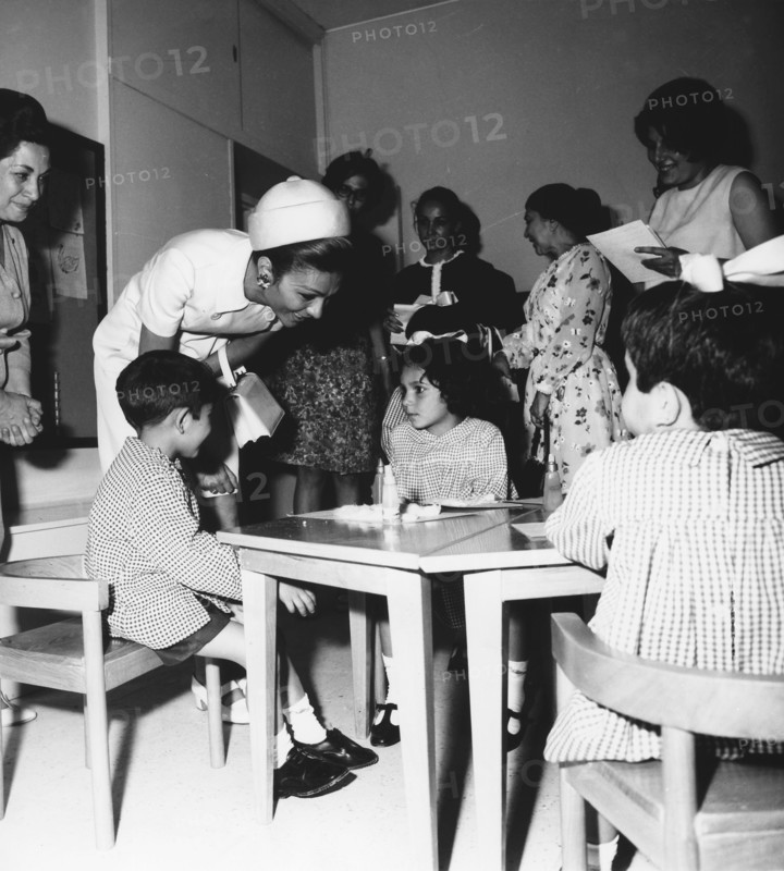 Farah Pahlavi visite une école à Téhéran - 1969