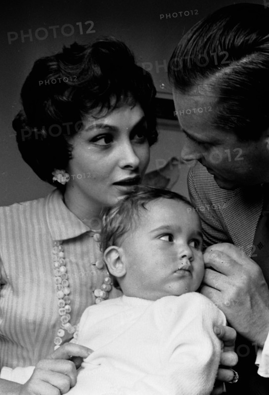 Gina Lollobrigida and Milko Skofic with their son (1958)
