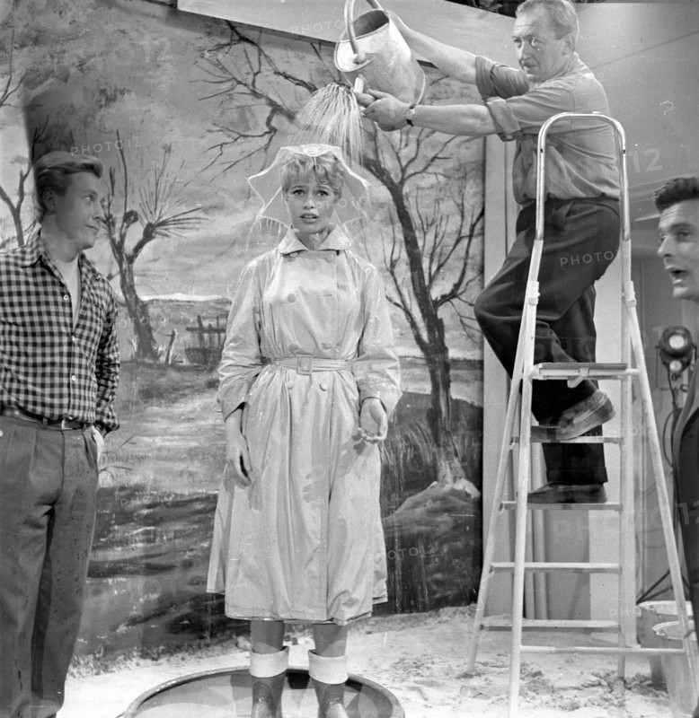 Brigitte Bardot sur le tournage de "La mariée est trop belle"