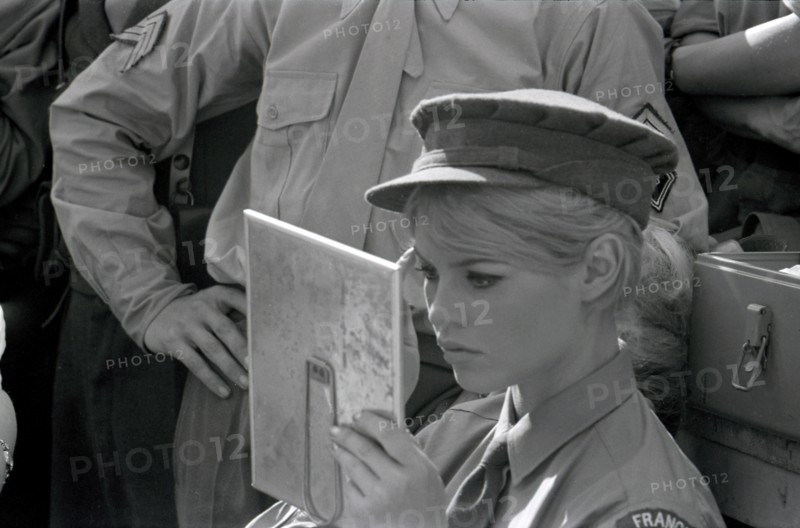 Brigitte Bardot sur le tournage de "Babette s'en va-t-en guerre"