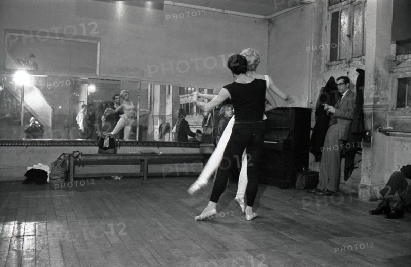 Brigitte Bardot en cours de danse classique