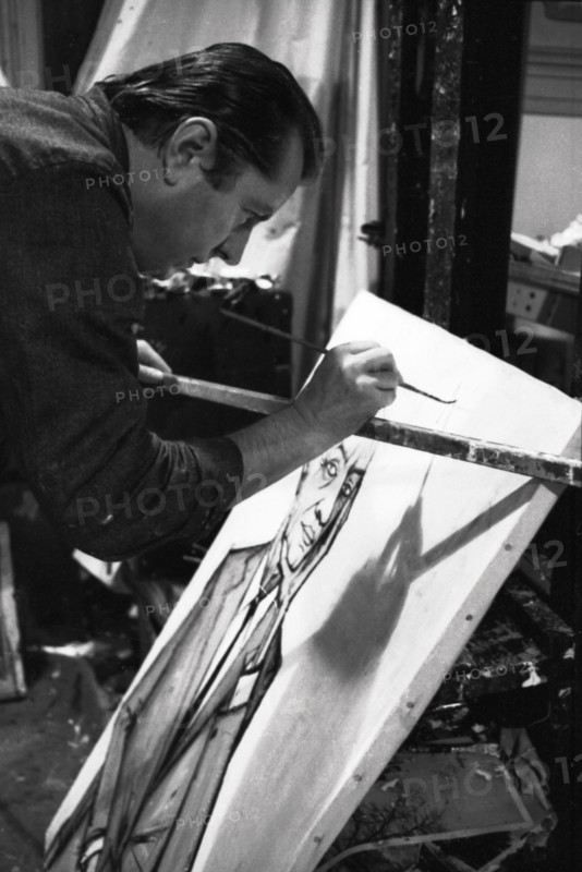 Bernard Buffet dans son atelier