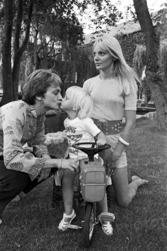 Claude François en famille dans son moulin de Dannemois