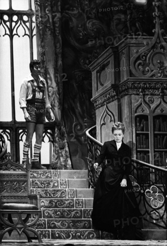 Performance of the play "L'Aigle à deux têtes", 1960