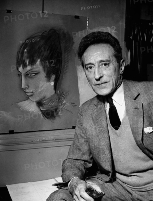 Cocteau devant un pastel du dernier modèle de Matisse, 1955