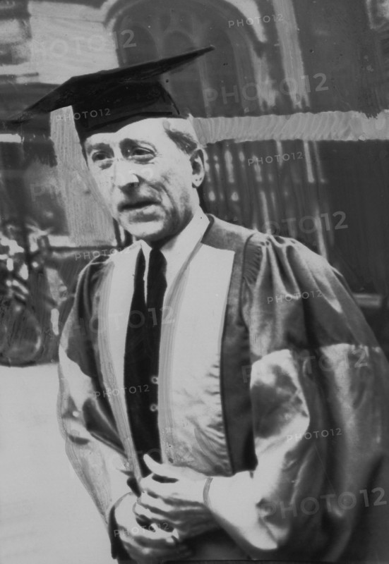 Cocteau, docteur honoris causa en latin, à Oxford, 1956