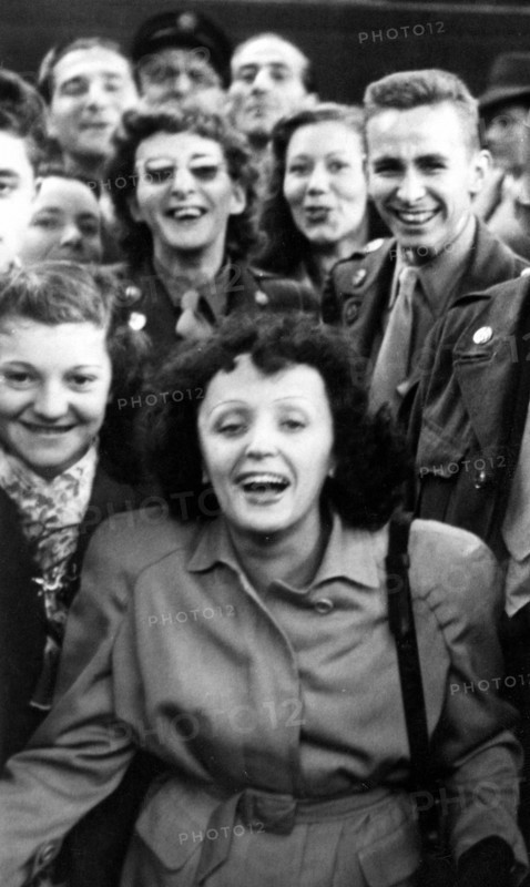 Piaf at the St. Lazare railway station, leaving for the United States, 1947