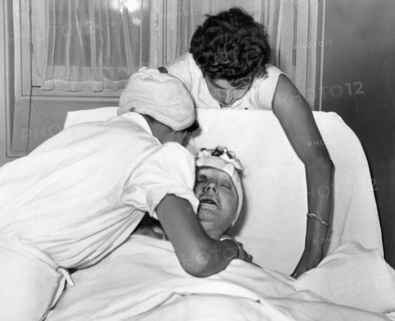 Edith Piaf at the Rambouillet hospital after her car accident, September 7, 1958
