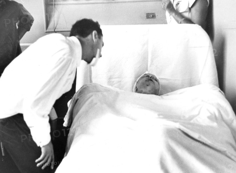 Edith Piaf à l'hopital de Rambouillet après son accident de voiture, 7 septembre 1958