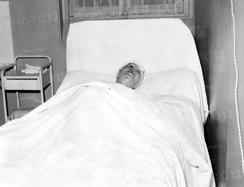 Edith Piaf at the Rambouillet hospital after her car accident, September 7, 1958