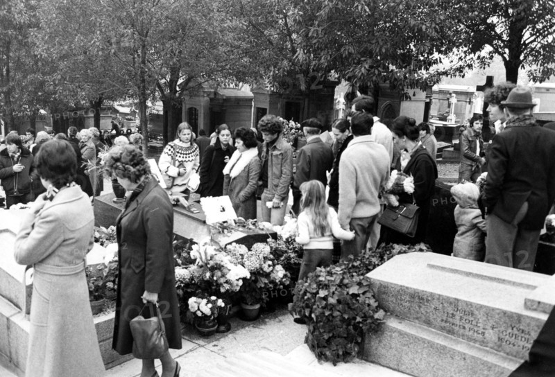 Piaf, admirers gathering around her grave at the Père Lachaise cemetery