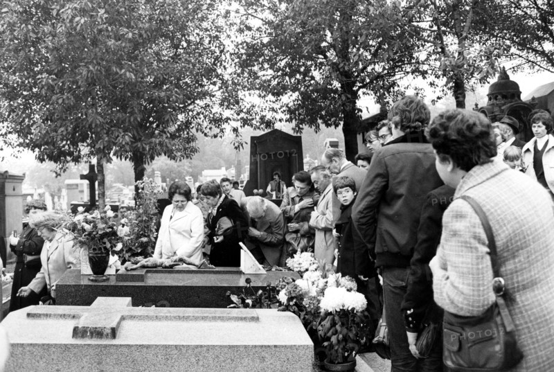 Piaf, admirers gathering around her grave at the Père Lachaise cemetery