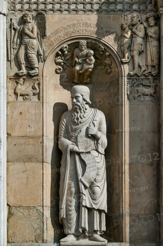 Façade de la Cathédrale de Fidenza en Italie