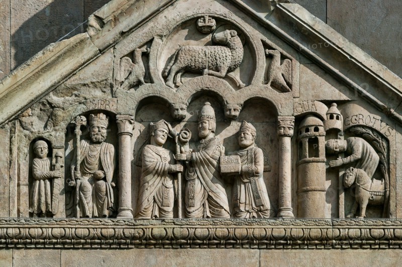 Façade de la Cathédrale de Fidenza en Italie