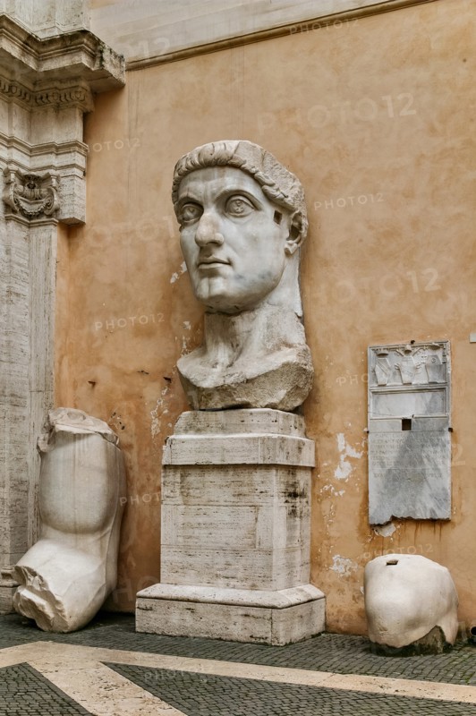 Vestiges du colosse de Constantin à Rome