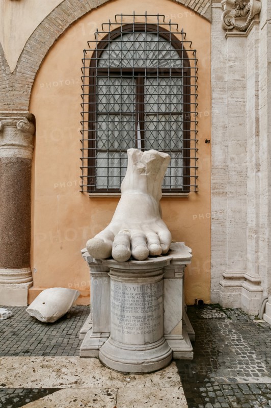 Vestiges du colosse de Constantin à Rome