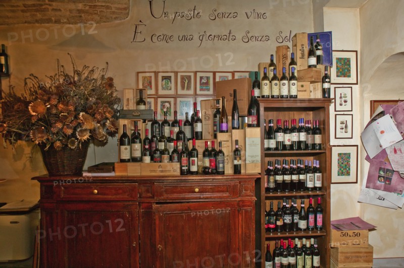 Bevagna, the "Bottega Di Piazza Onofri", wine shop and restaurant