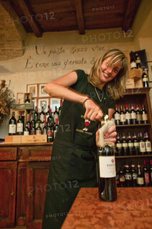 Bevagna, the "Bottega Di Piazza Onofri", wine shop and restaurant