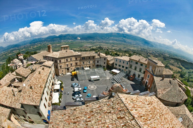 Montefalco, round square