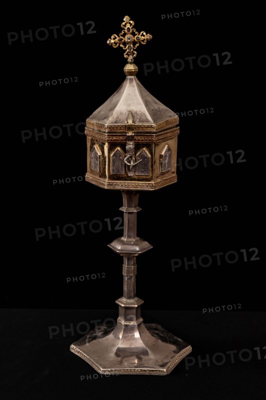 Monreale Cathedral, Diocesan Museum: polygonal pyx in gilded and embossed silver