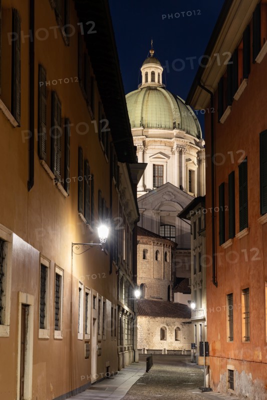 Brescia, vue sur le Duomo Nuovo de nuit