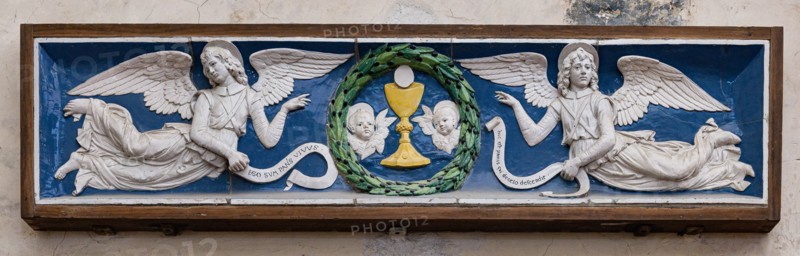 Andrea Della Robbia: 'Two Angels adoring the Eucharist Chalice'