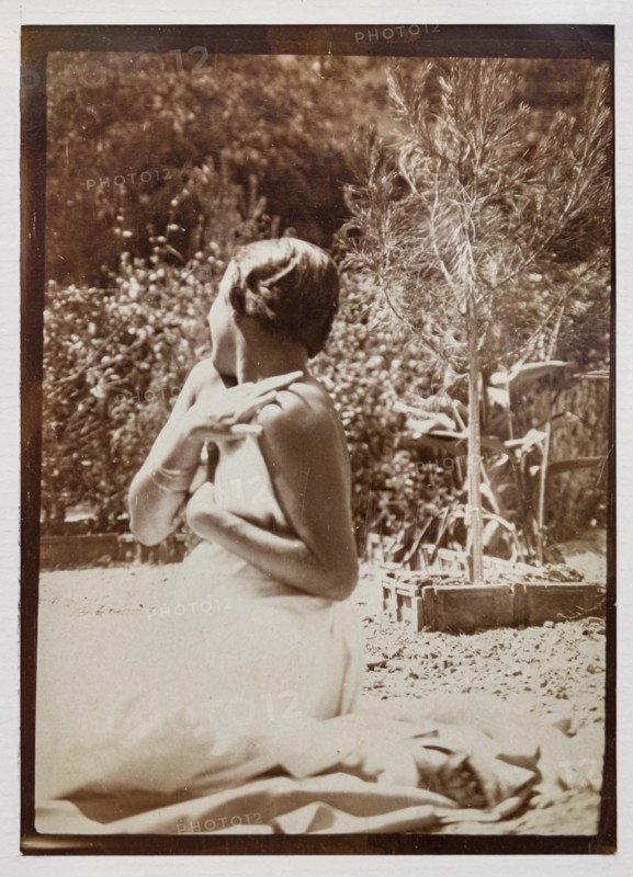 “Donna vestita di bianco"