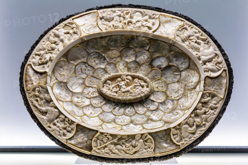 Parade plate with marine depictions, by Ignaz Elhafen