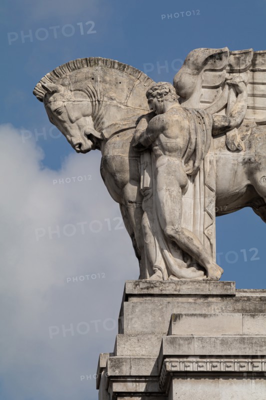 Statue sur la façade de la gare centrale de Milan