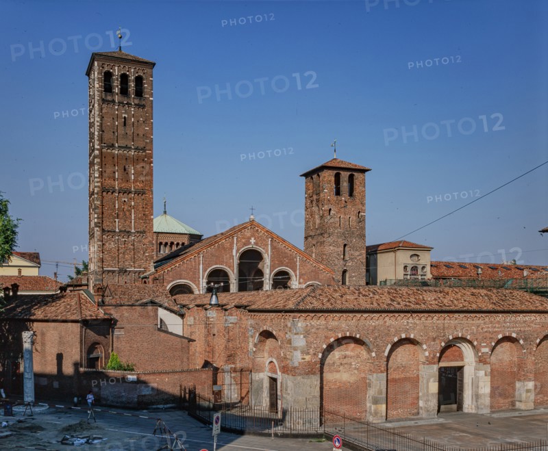 Veduta della Basilica di S.Ambrogio con l’atrio e i due campanili.