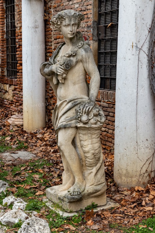 Vicenza: bust of a statue in the courtyard of the Olympic Theatre.
