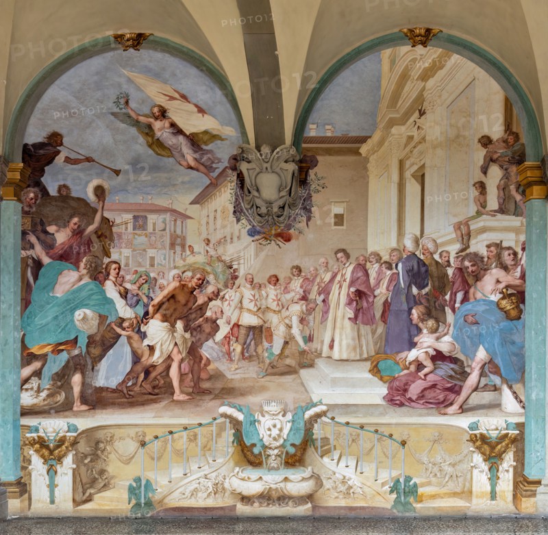 Medici Villa La Petraia, courtyard: “Cosimo II receives the winners of the Bona's feat”, fresco from the cycle of the Fasti Medicei by Volterrano (Baldassarre Franceschini), 1636-1647.
Against the background of Piazza dei Cavalieri in Pisa, Cosimo II, still heir to the throne, receives in the churchyard of the church of Santo Stefano dei Cavalieri the Tuscan nobles engaged in a victorious expedition in the battle of Bona, in Algeria, fought between the Genoese and the Turks on 16 September 1608. Among those present are Silvio Piccolomini, Admiral Jacopo Inghirami, the Marquis Fabrizio di Colloredo and other knights, who climbed into the depths. In the foreground we see the prisoners, who are advanced in front of the spoils of war. The chained and bare-chested slaves have their counterpart in the clothed and turbaned prisoners near the prince.
Villa medicea La Petraia, Firenze (FI) - Florence, Toscana - Tuscany, Italia - Italy