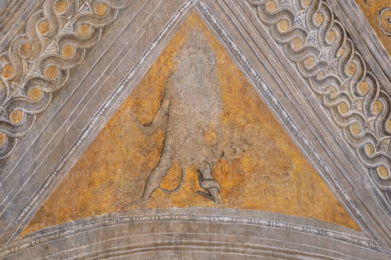 Ducal Palace: vault of the “Bridal Chamber or Camera Picta", which is a room located in the north-east tower of the Castle of San Giorgio in Mantua. It is famous for the cycle of frescoes that covers its walls, a masterpiece by Andrea Mantegna, created between 1465 and 1474.
Detail of the vault: "Hercules killing the Hydra", a pendentive decorated with a fake bas-relief of mythological inspiration, which symbolically celebrates the strength of the marquis as a leader and statesman.
Palazzo Ducale, Mantova (MN) - Mantua, Lombardia - Lombardy, Italia - Italy