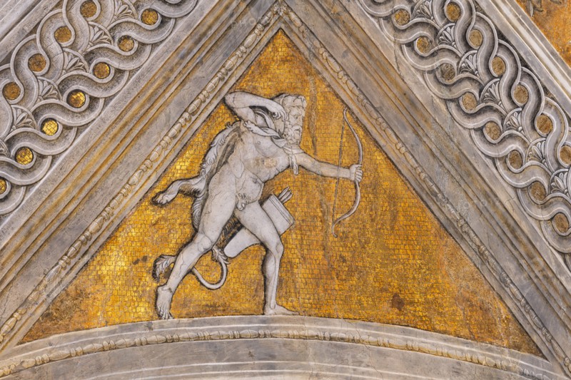 Ducal Palace: vault of the “Bridal Chamber or Camera Picta", which is a room located in the north-east tower of the Castle of San Giorgio in Mantua. It is famous for the cycle of frescoes that covers its walls, a masterpiece by Andrea Mantegna, created between 1465 and 1474.
Detail of the vault: “Hercules shooting an arrow at the centaur Nessus”, a pendentive decorated with a fake bas-relief of mythological inspiration, which symbolically celebrates the strength of the marquis as a leader and statesman.
Palazzo Ducale, Mantova (MN) - Mantua, Lombardia - Lombardy, Italia - Italy