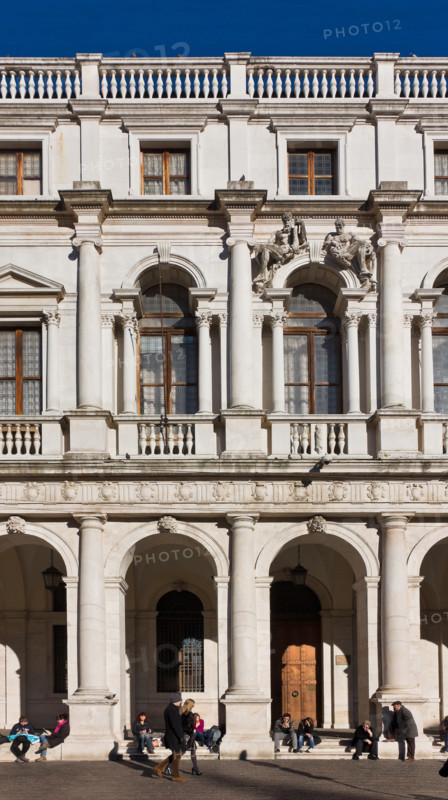Piazza Vecchia: particolare della facciata di marmo della Biblioteca Civica Angelo Mai.
Bergamo (BG), Lombardia, Italia - Italy