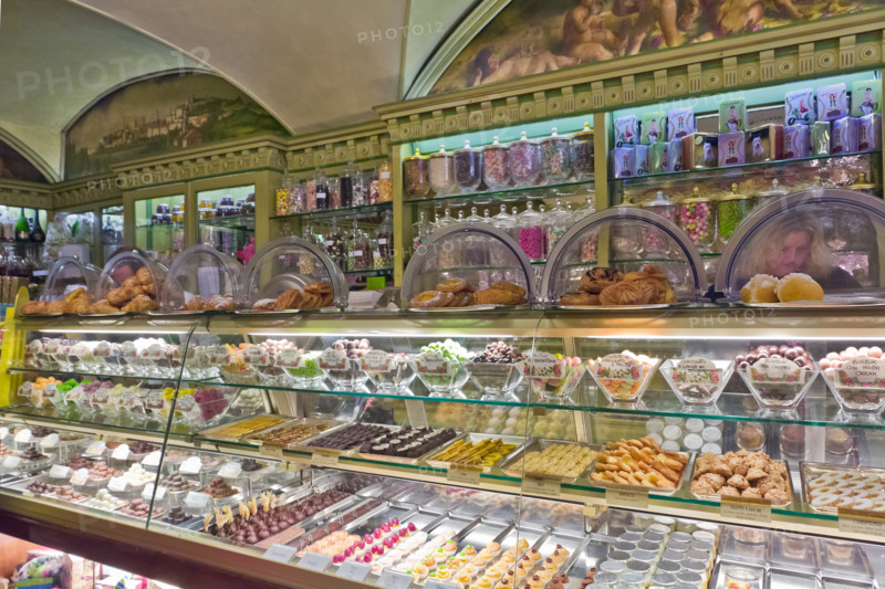 Pasticceria Cavour (locale storico d'Italia fondato nel 1850 da nobili piemontesi): interno.
Bergamo (BG), Lombardia, Italia - Italy