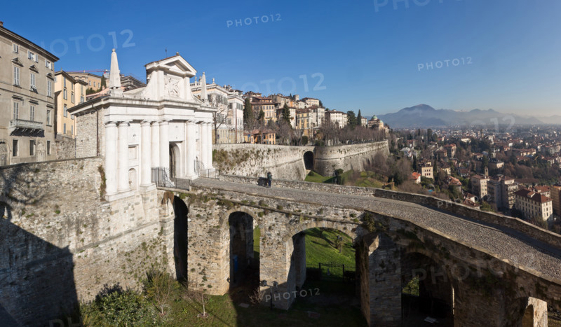 Veduta della città con il Viale delle Mura veneziane e Porta San Giacomo, una delle quattro porte di Bergamo. Porta San Giacomo, opera di Bonaiuto Lorini (1592) con facciata esterna in marmo bianco - rosato di Zandobbio,  venne costruita sulla strada verso Milano.
Bergamo (BG), Lombardia, Italia - Italy