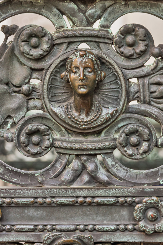 Bergamo, Città alta, Cappella Colleoni, Cancellata in ferro battuto realizzata nel 1912 da Vincenzo Muzio, su disegno di Gaetano Moretti: particolare con testa di donna.

[ENG]
Bergamo, Città alta, Cappella Colleoni (Colleoni Chapel), iron wrought gate realised by Vincenzo Muzio in 1912, according to a drawing by Gaetano Moretti: detail with a woman's head.
Bergamo (BG), Lombardia - Lombardy, Italia - Italy