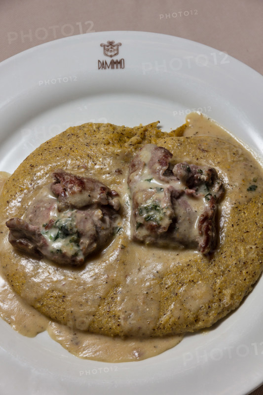Bergamo, Città alta, Ristorante "Da Mimmo", piatto tipico della cucina bergamasca): oseli scapacc alle erbette e Branzi d'alpeggio (un tipo di involtino).

[ENG]
Bergamo, Città alta, Restaurant "Da Mimmo", a typical dish of Bergamo cuisine:  oseli scapacc (small rolls with herbs and Branzi cheese).
Bergamo (BG), Lombardia - Lombardy, Italia - Italy